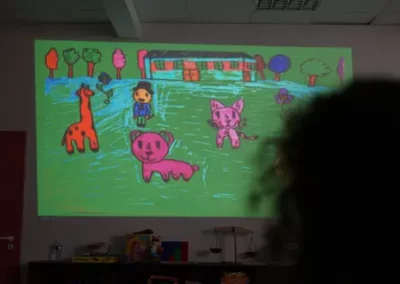 dessin d'enfant sur un projection